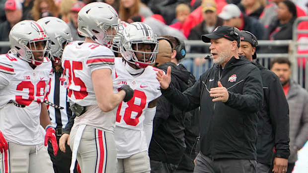 Ohio State defensive coordinator Jim Knowles speaking with some of his defense.